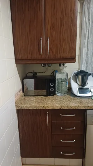 Cocina completa madera y granito.