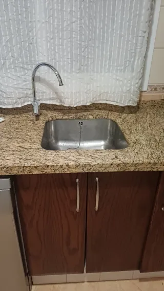 Cocina completa madera y granito.