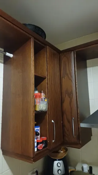 Cocina completa madera y granito.