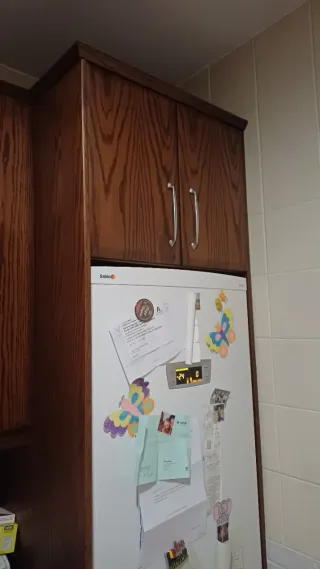 Cocina completa madera y granito.