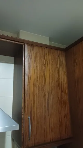 Cocina completa madera y granito.