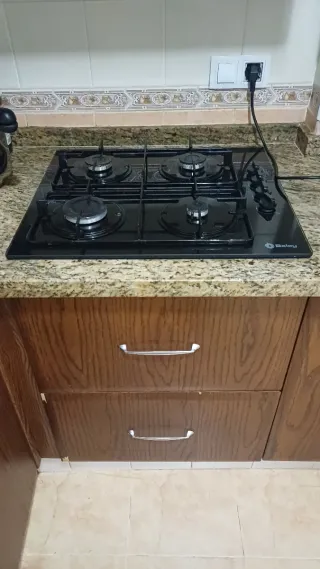 Cocina completa madera y granito.