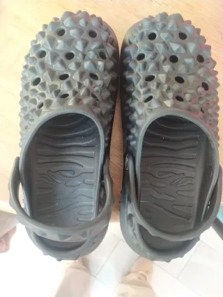 Sandalias negras estilo Crocs