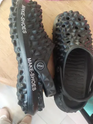 Sandalias negras estilo Crocs