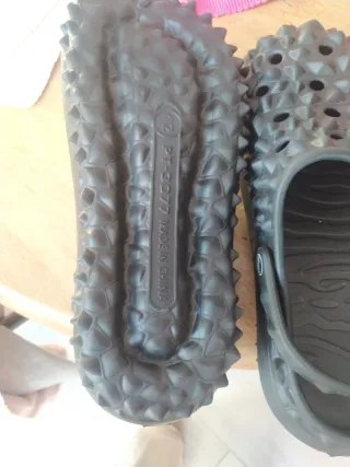 Sandalias negras estilo Crocs