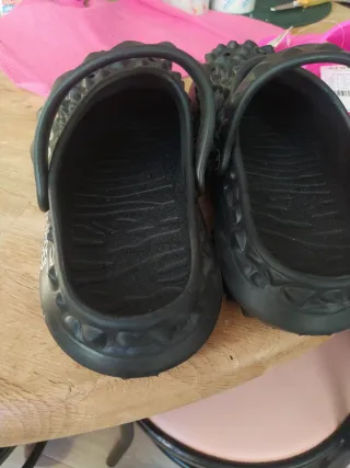 Sandalias negras estilo Crocs