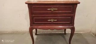 Mesilla de noche de madera con encimera de mármol