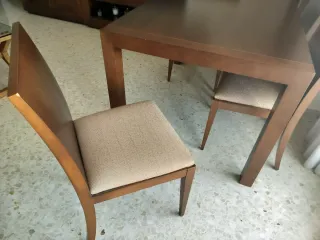 Conjunto mesa y 6 sillas en madera de nogal