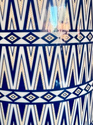 Jarrón con tapa de cerámica y porcelana