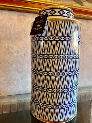 Jarrón con tapa de cerámica y porcelana