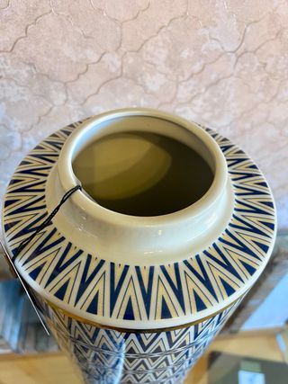 Jarrón con tapa de cerámica y porcelana