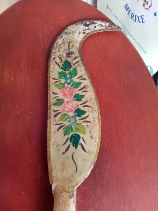 Antigua hoz de maleza pintada