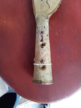 Antigua hoz de maleza pintada