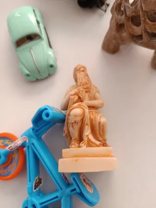 Lote de : tren, coche, bici y figuras