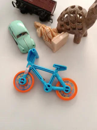 Lote de : tren, coche, bici y figuras