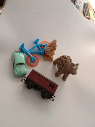 Lote de : tren, coche, bici y figuras