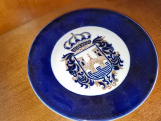 Plato porcelana azul decoración escudo