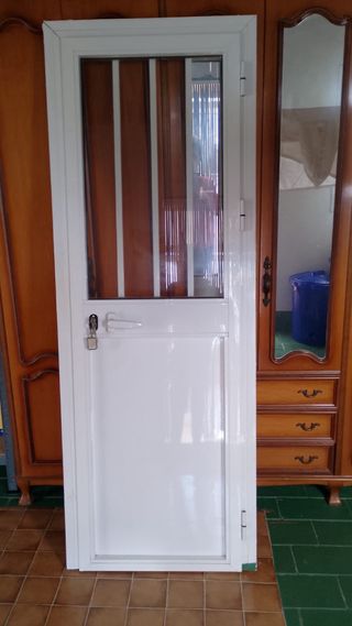 Puerta aluminio blanca con cristal. Medidas 190x70