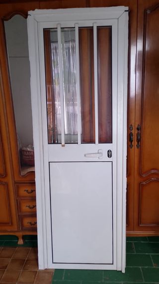Puerta aluminio blanca con cristal. Medidas 190x70