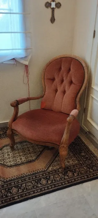 Sillón antiguo rosa de terciopelo y madera