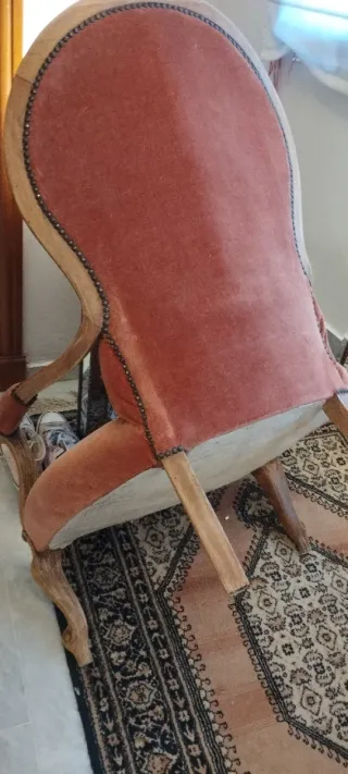 Sillón antiguo rosa de terciopelo y madera