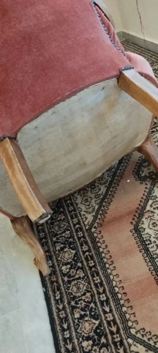 Sillón antiguo rosa de terciopelo y madera