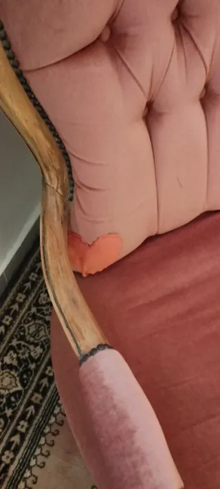 Sillón antiguo rosa de terciopelo y madera