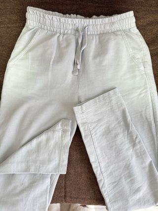 Chaqueta deportiva blanca I pantalones