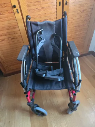 Silla de ruedas plegable.