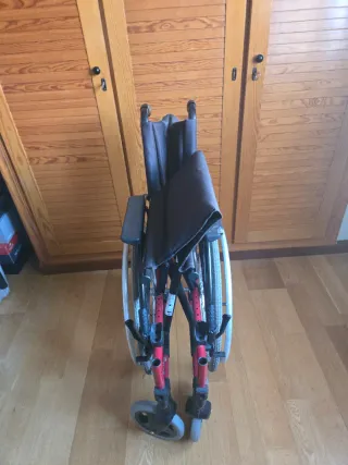 Silla de ruedas plegable.