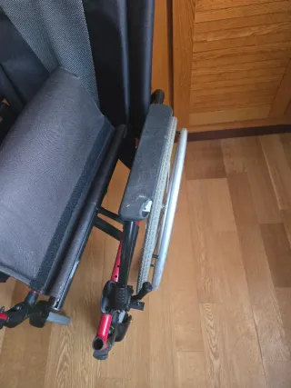 Silla de ruedas plegable.