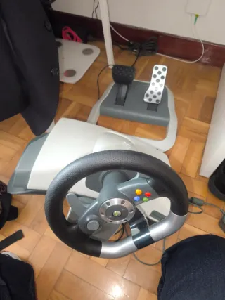 Xbox 360 con volante y pedales oficiales y TV 32"