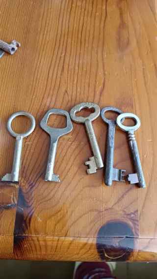 Lote de llaves antiguas y modernas