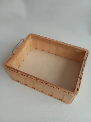 Caja de madera con asas metálicas