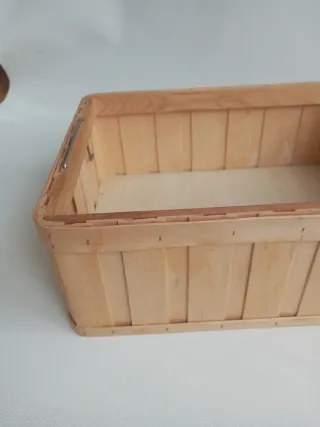 Caja de madera con asas metálicas