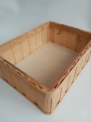 Caja de madera con asas metálicas
