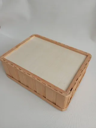 Caja de madera con asas metálicas
