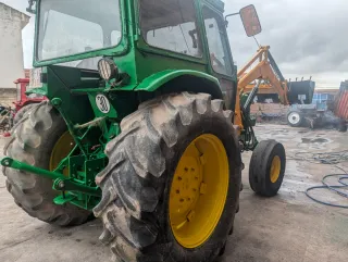 Tractor John Deere 3135 con pala