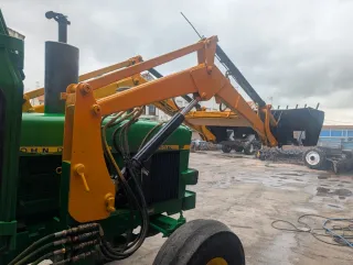 Tractor John Deere 3135 con pala