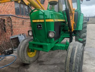 Tractor John Deere 3135 con pala