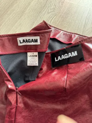 Falda Laagam efecto piel roja