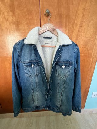 Chaqueta tejana de Stradivarius talla Me
