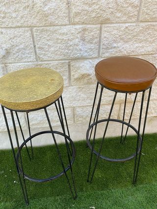 Taburetes altos de hierro.