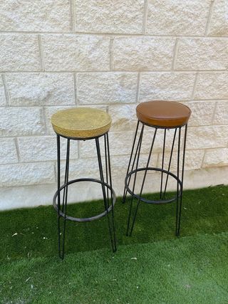 Taburetes altos de hierro.