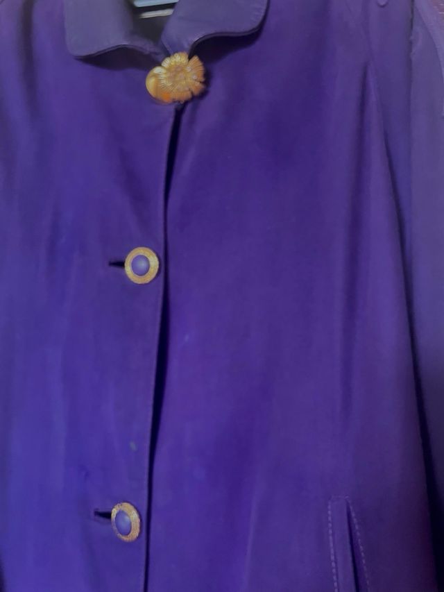 Abrigo morado ante y piel