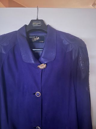 Abrigo morado ante y piel