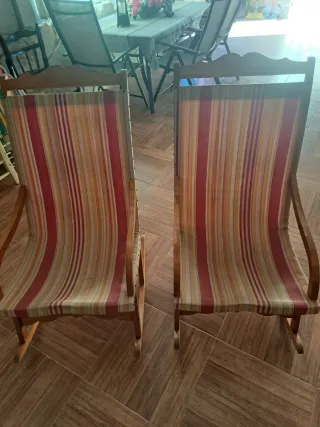 Juego de 2 Mecedoras de Madera y Tela