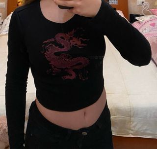 Maglietta nera crop top con drago