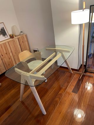 Mesa de diseño de cristal y madera maciza