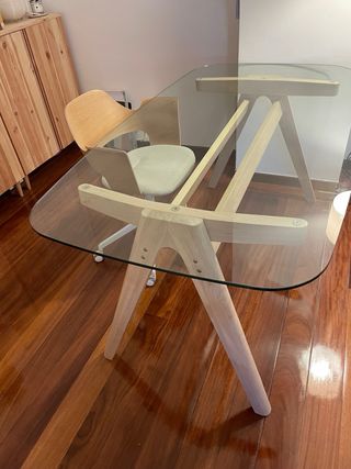 Mesa de diseño de cristal y madera maciza